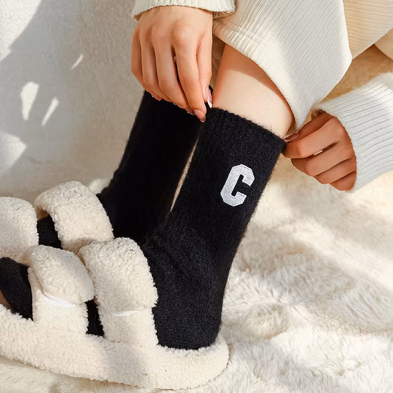 Chaussettes en cachemire en vrac chaussettes anti-friction mignonnes en laine avec lettre C